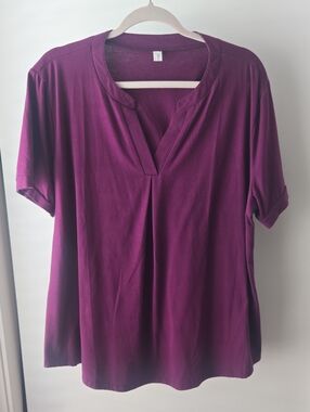 Short-Sleeve Split-Neck Tee in Purple/Magenta